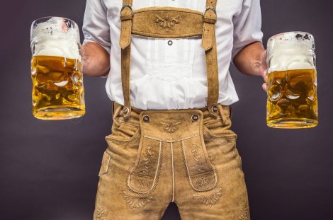 Die Krachlederne und zwei Maß Bier - eine spannende Kombi @ iStock / KarepaStock