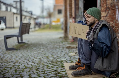Ein Kreislauf, aus dem nur schwer zu entkommen ist - obdachlose LGBTI*-Menschen @ iStock / PixelsEffect
