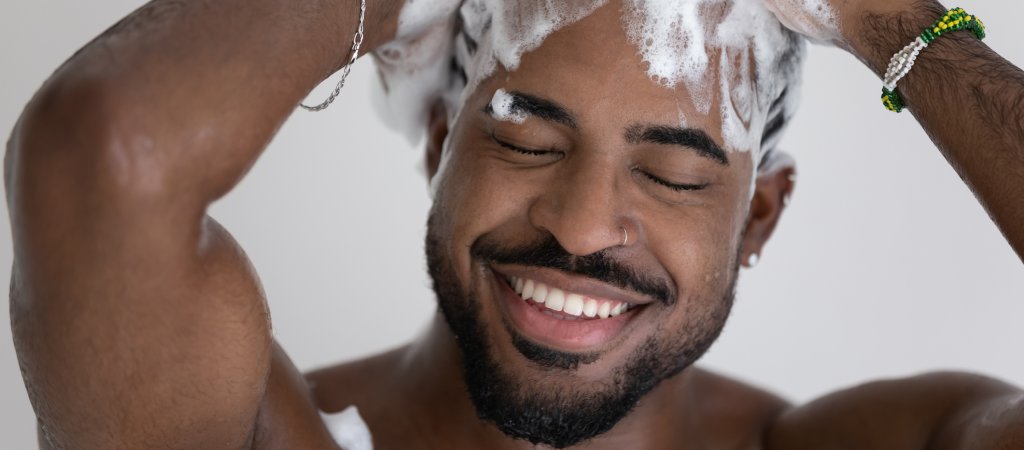 Haarpflege ohne Friseur // © fizkes