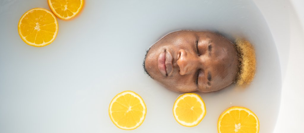 Mit der richtigen Pflege das Gesicht zum Strahlen bringen // © Monstera/Pexels