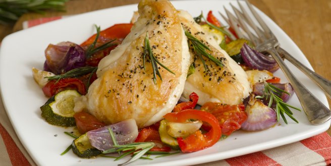 Ratatouille mit gegrillter Hähnchenbrust // © martinturzak