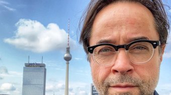 Schauspieler Jan Josef Liefers als Schwuler in „Kroymann“