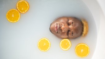 Mit der richtigen Pflege das Gesicht zum Strahlen bringen // © Monstera/Pexels